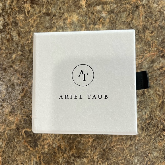 Ariel Taub Heart Earrings - Picture 4 of 4